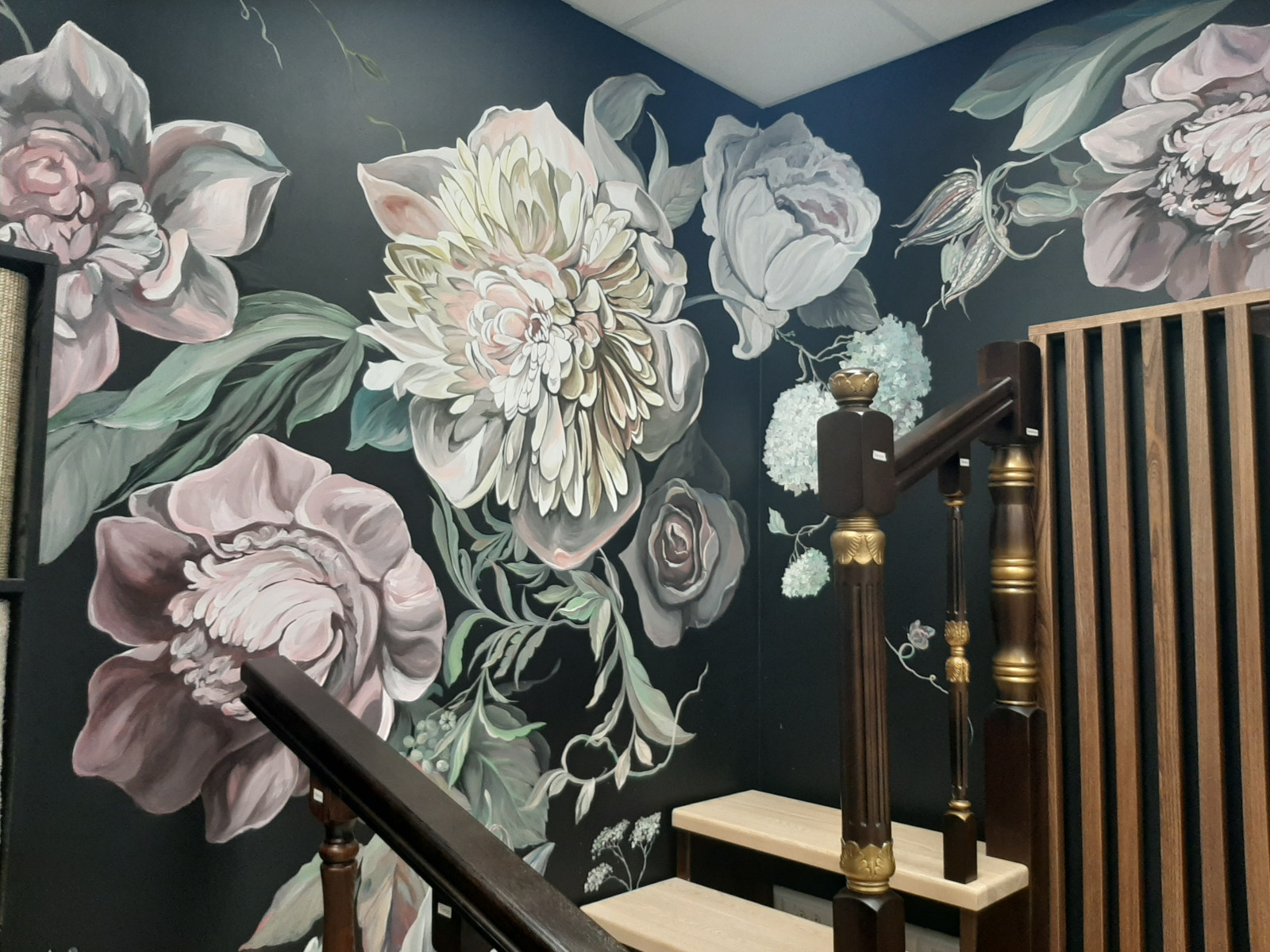 Художественная роспись стен на тему цветы "Пионы"
