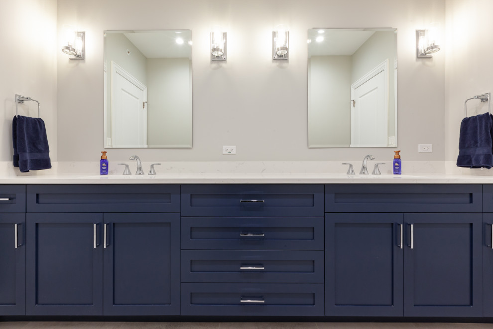 Ejemplo de cuarto de baño infantil, doble y de pie clásico renovado grande con armarios estilo shaker, puertas de armario azules, encimera de cuarzo compacto y encimeras blancas