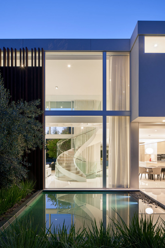 Dreistöckiges Modernes Einfamilienhaus mit Mix-Fassade und weißer Fassadenfarbe in San Francisco