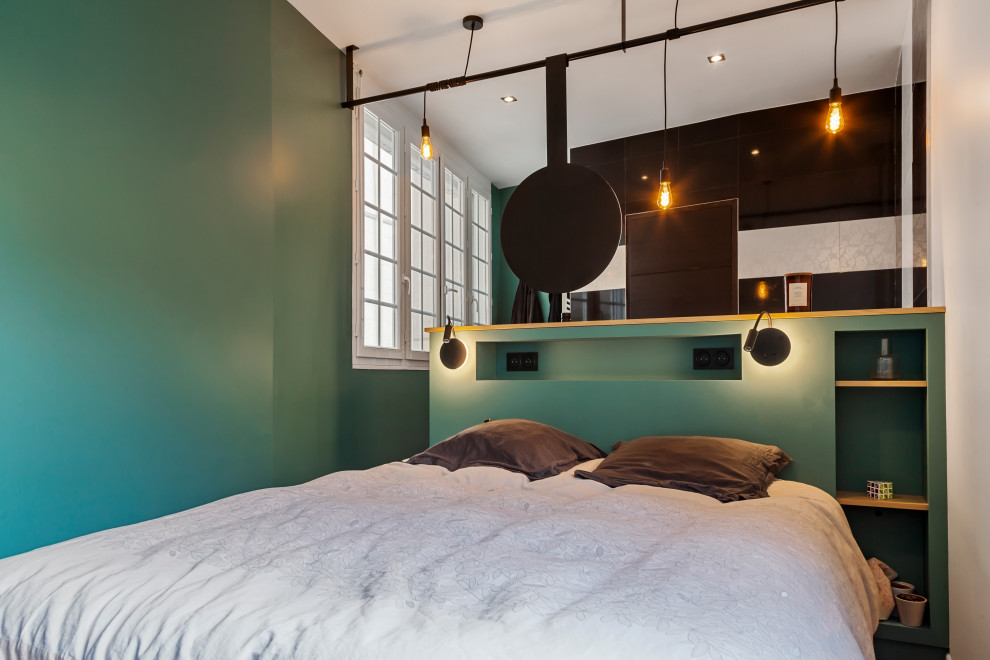 Mittelgroßes Klassisches Hauptschlafzimmer mit grüner Wandfarbe und hellem Holzboden in Angers