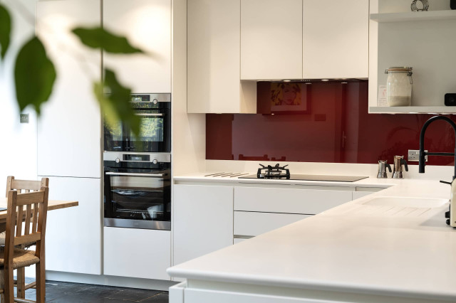 White L-shaped handleless kitchen traditional-kitchen