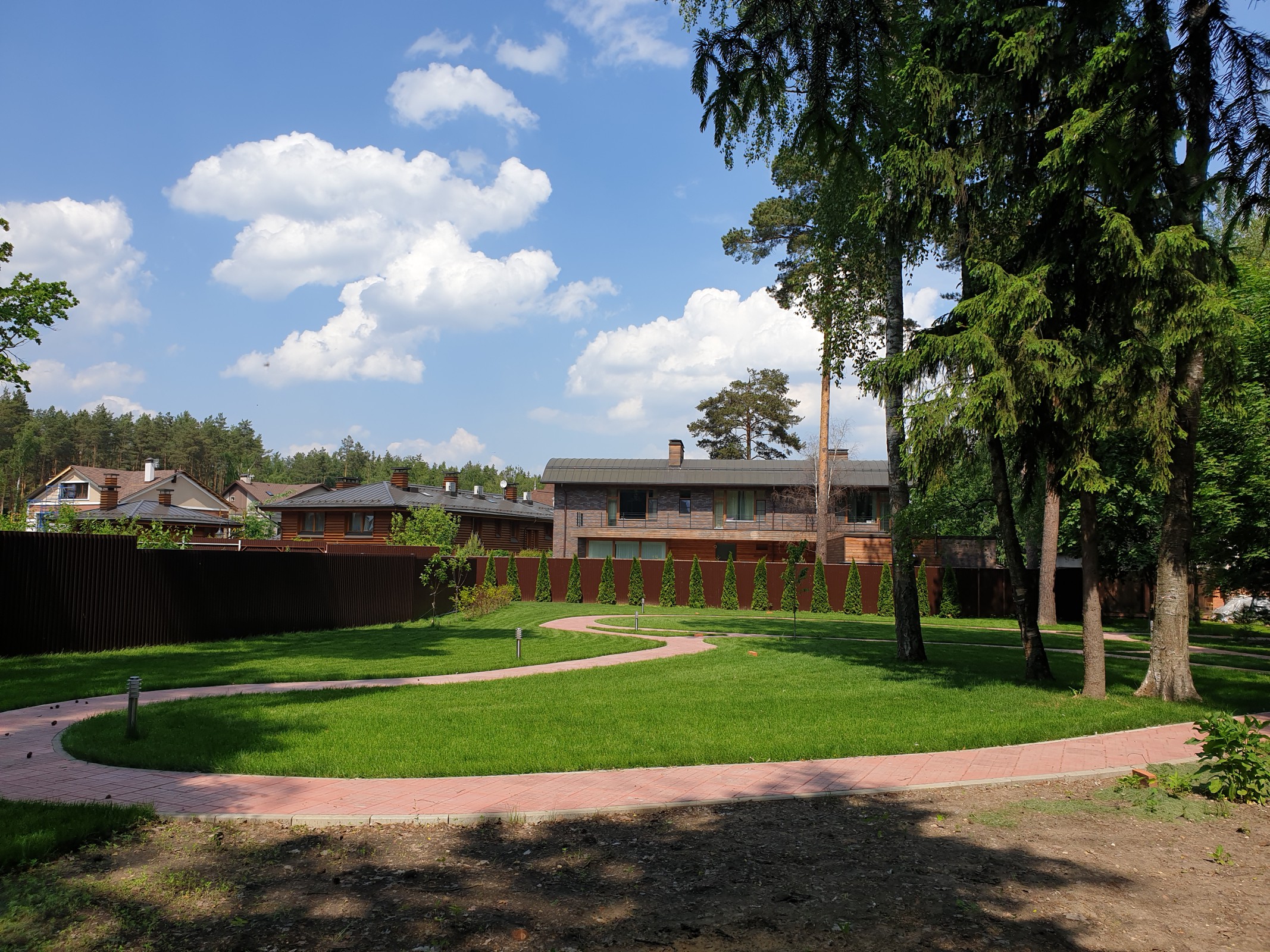 Теневой сад в Новогорске.