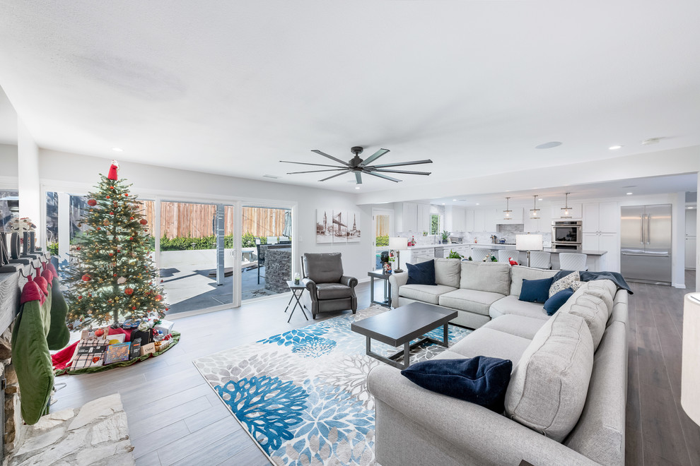 Home design - mid-sized transitional home design idea in Orange County