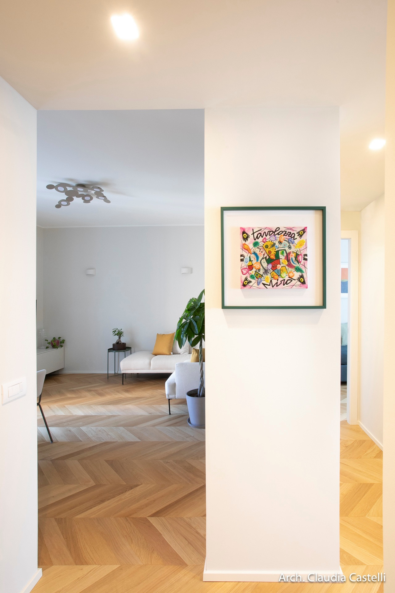 “Armonia neutra con tocchi di colore”