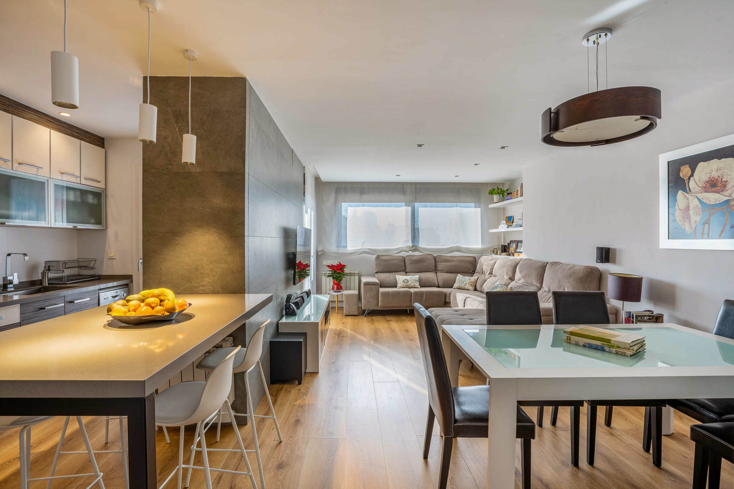 Espacio salón - comedor y cocina semiabierta con barra