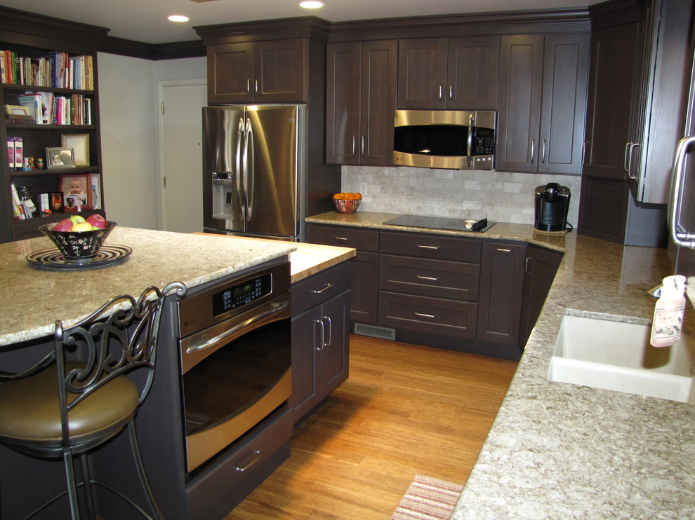 Mid-sized transitional kitchen photo