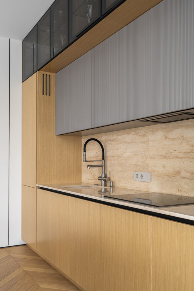 Современная кухня с фасадами из натурального шпона