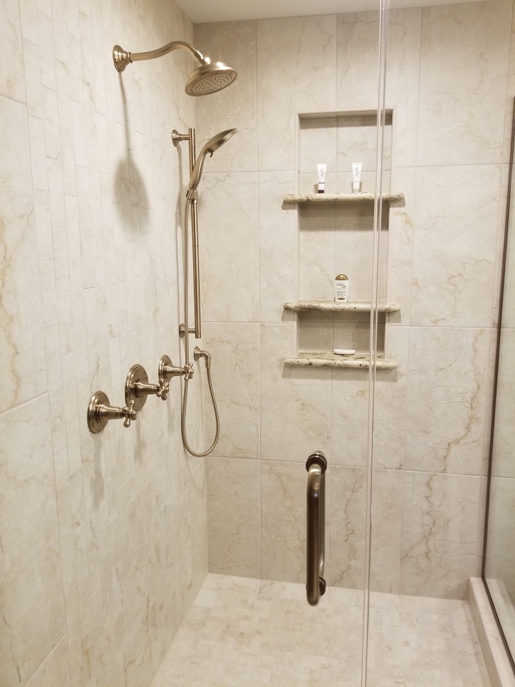 Idéer för att renovera ett stort rustikt en-suite badrum, med luckor med upphöjd panel, bruna skåp, en hörndusch, en toalettstol med hel cisternkåpa, beige kakel, porslinskakel, granitbänkskiva och dusch med gångjärnsdörr