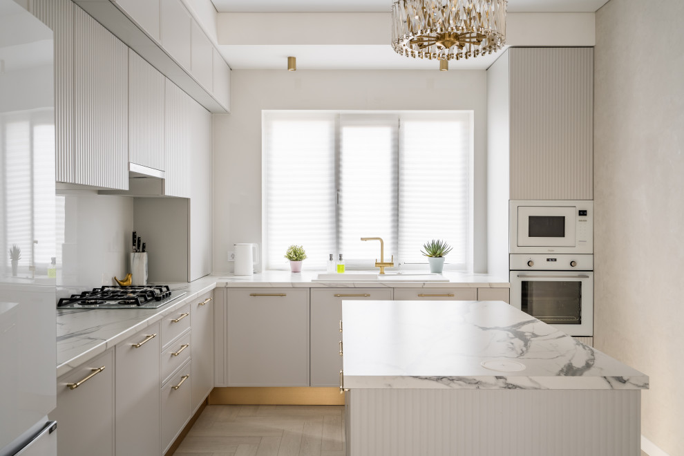 Кухня белая мдф фрезерованные фасады золотые ручки