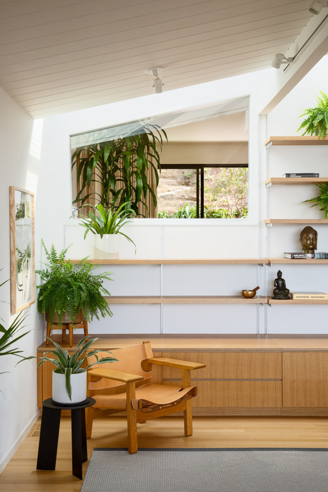 Idee per un soggiorno minimalista di medie dimensioni e aperto con pareti bianche, TV a parete, soffitto a volta e parquet chiaro