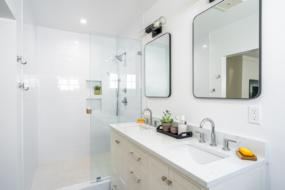 Foto på ett mellanstort funkis vit en-suite badrum, med luckor med profilerade fronter, beige skåp, en kantlös dusch, vit kakel, tunnelbanekakel, vita väggar, mosaikgolv, ett nedsänkt handfat, marmorbänkskiva, flerfärgat golv och med dusch som är öppen