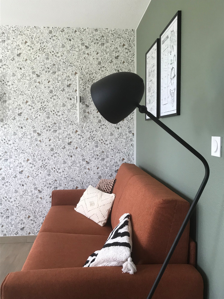 Modern inredning av ett litet vardagsrum, med gröna väggar, klinkergolv i keramik och en fristående TV