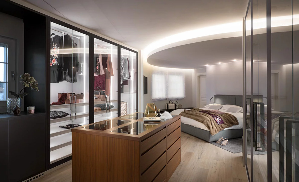 На фото: гардеробная комната среднего размера, унисекс в стиле модернизм с фасадами с декоративным кантом, белыми фасадами, светлым паркетным полом, белым полом и деревянным потолком