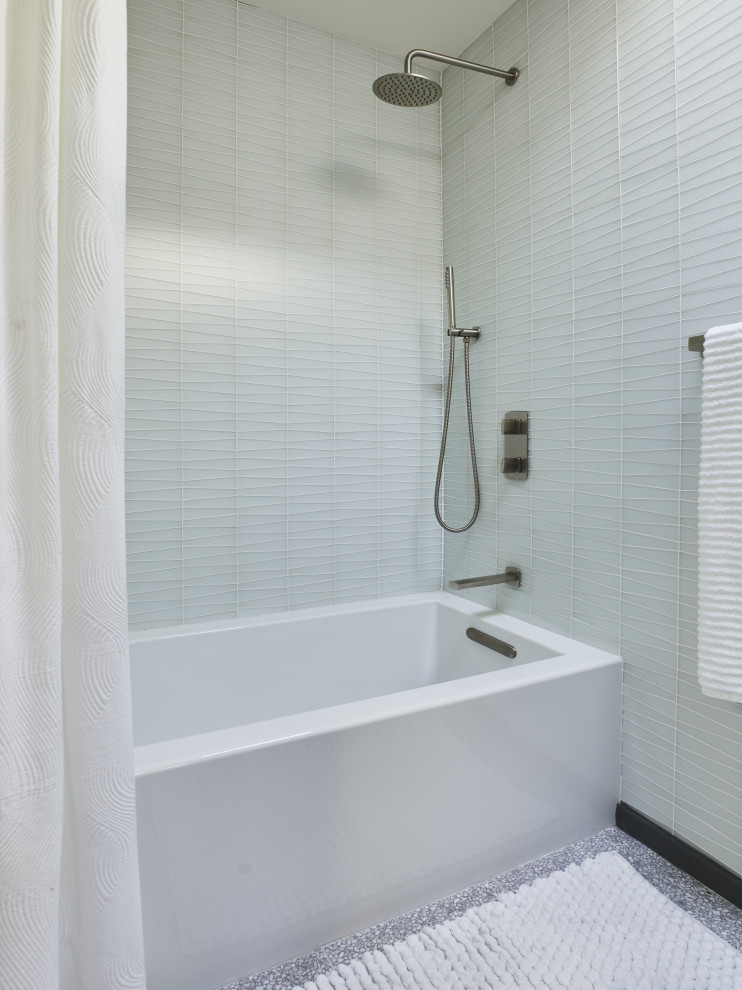 Idéer för att renovera ett litet retro badrum, med ett badkar i en alkov, en dusch i en alkov, vita väggar, terrazzogolv, grått golv och dusch med duschdraperi