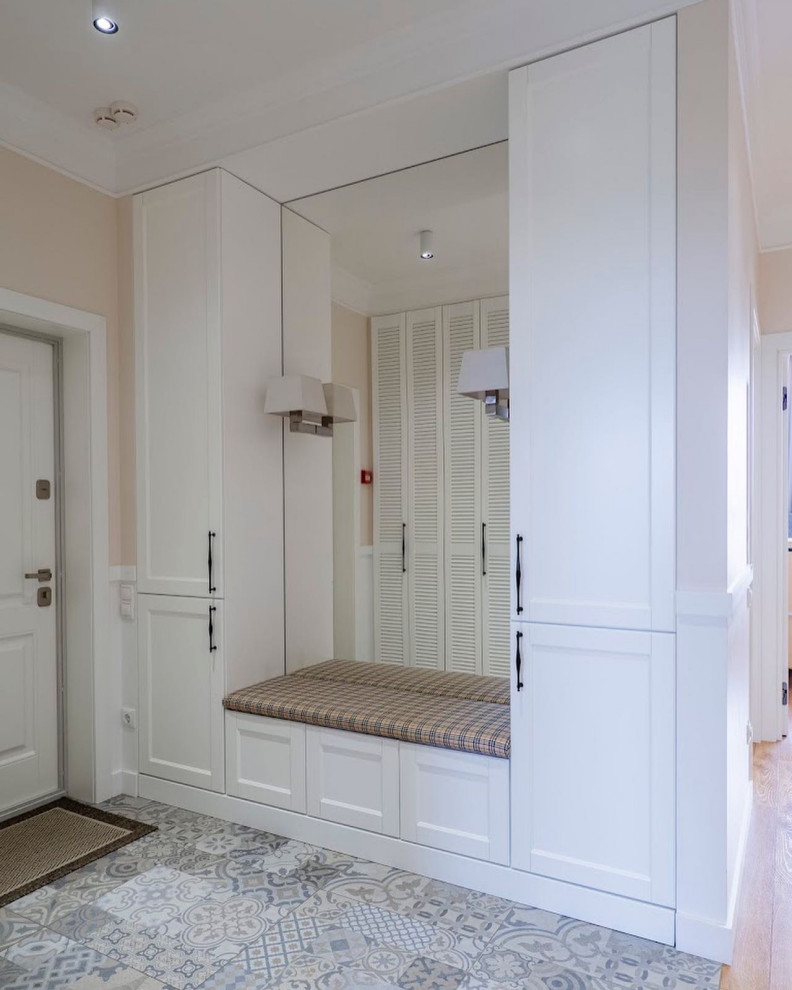 Белая прихожая в стиле неоклассика.