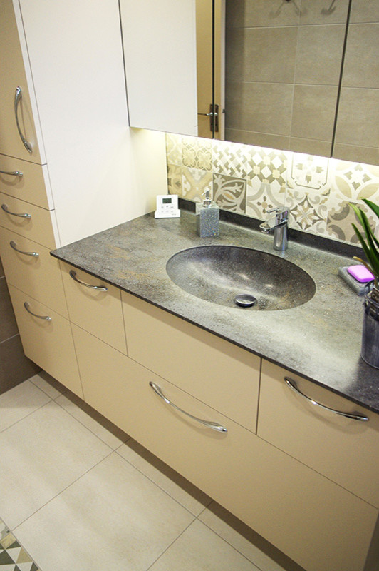 This is an example of a small contemporary bathroom in Nancy.
