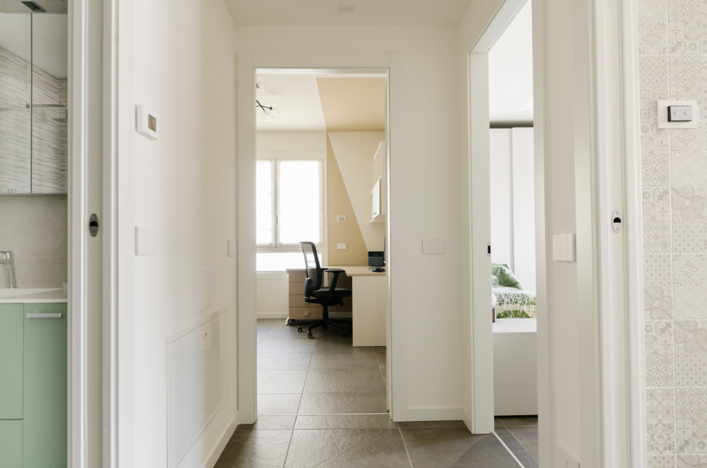 Mittelgroßes Modernes Arbeitszimmer mit Studio, bunten Wänden, Porzellan-Bodenfliesen und braunem Boden in Mailand