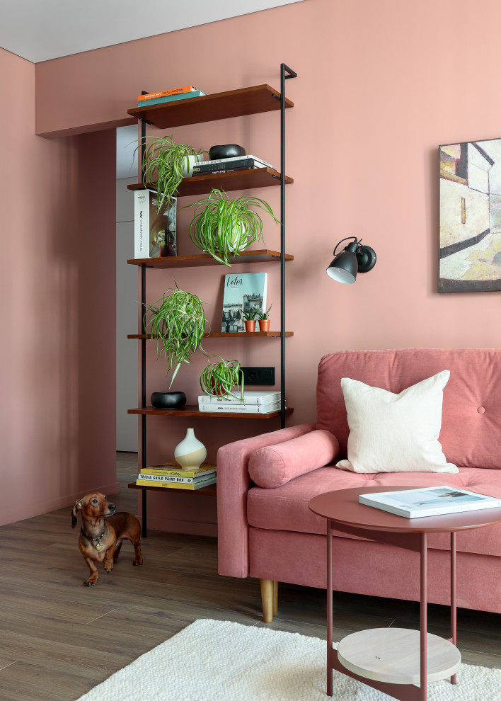 Foto på ett mellanstort minimalistiskt vardagsrum, med rosa väggar, mellanmörkt trägolv och brunt golv