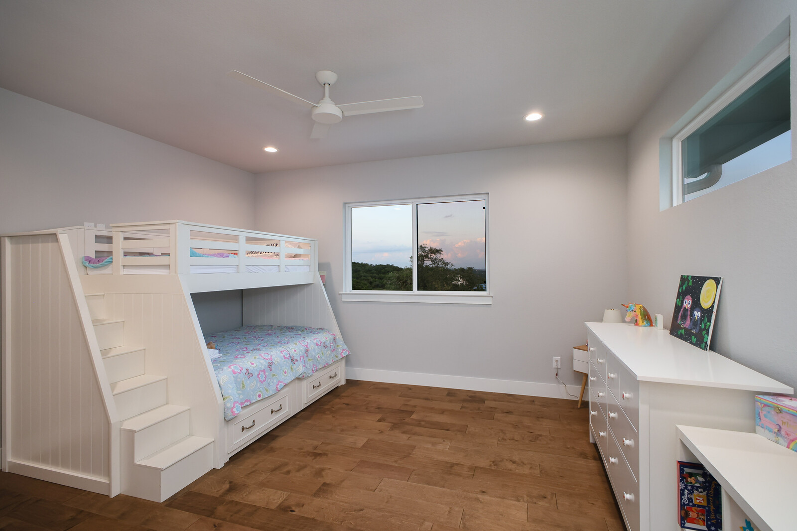 Modern: 4,950 ft², 4 BR/4 BA/2 ST home
