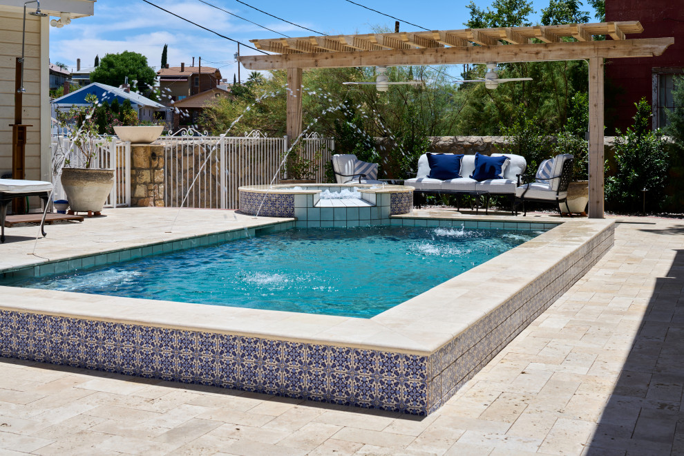 Diseño de piscina con fuente clásica pequeña rectangular en patio trasero con adoquines de piedra natural