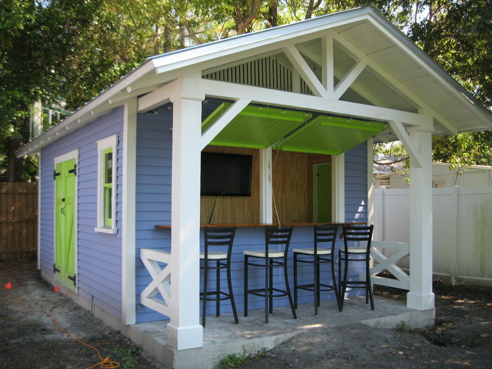 Mid-sized tropical detached shed and granny flat in Tampa.