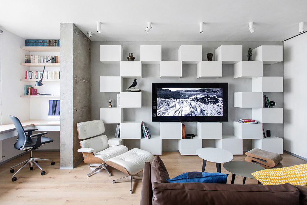 Стильный дизайн: парадная гостиная комната в современном стиле с серыми стенами, светлым паркетным полом и телевизором на стене - последний тренд