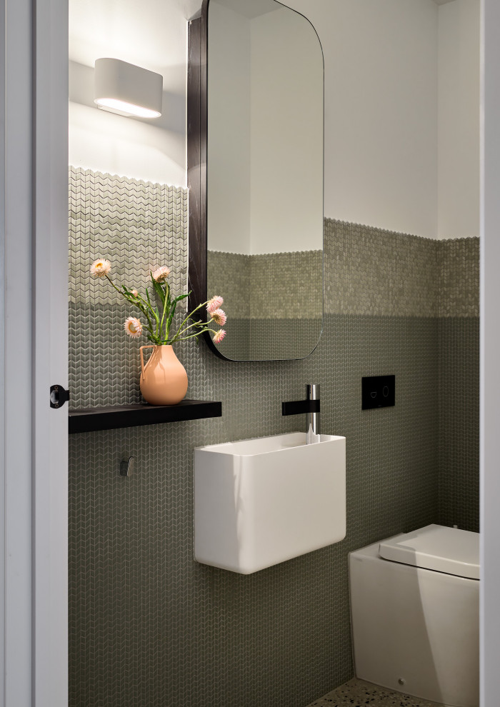 Kleine Moderne Gästetoilette mit grünen Fliesen, Mosaikfliesen, Wandwaschbecken, schwebendem Waschtisch, Betonboden und buntem Boden in Melbourne