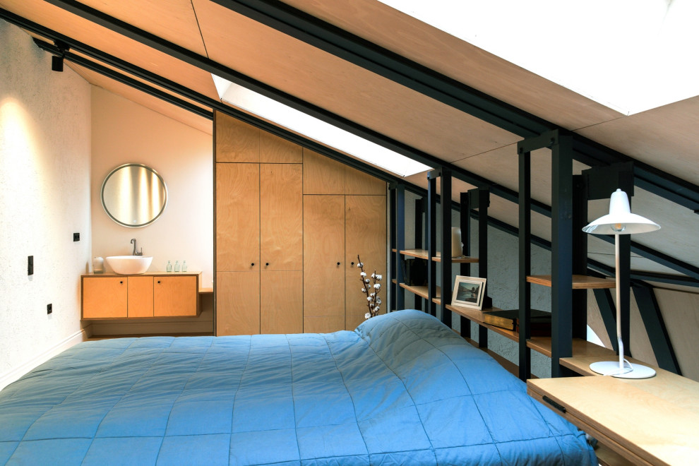 На фото: маленькая спальня на антресоли в скандинавском стиле с бежевыми стенами для на участке и в саду