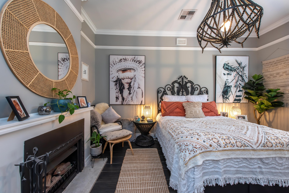 Стильный дизайн: хозяйская спальня в стиле фьюжн с серыми стенами, полом из керамогранита, стандартным камином, фасадом камина из плитки и черным полом - последний тренд
