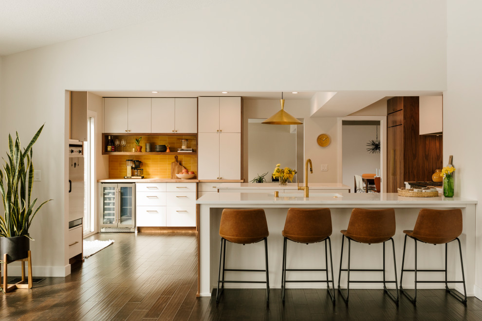 Immagine di una cucina minimalista di medie dimensioni con ante lisce, ante in legno scuro, top in legno, paraspruzzi multicolore, paraspruzzi con piastrelle in ceramica e top bianco