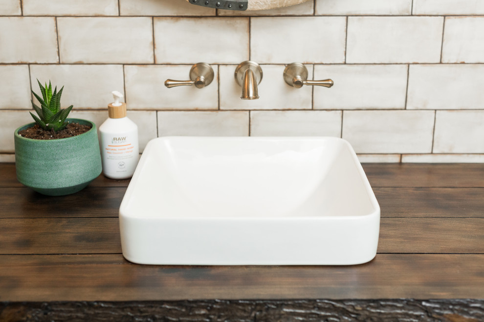 Inspiration for a rustic home design remodel in Cedar Rapids
