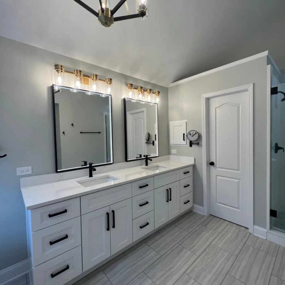 Foto på ett stort funkis vit en-suite badrum, med skåp i shakerstil, vita skåp, ett fristående badkar, en dusch i en alkov, grå väggar, ett undermonterad handfat, bänkskiva i kvarts, grått golv och dusch med gångjärnsdörr