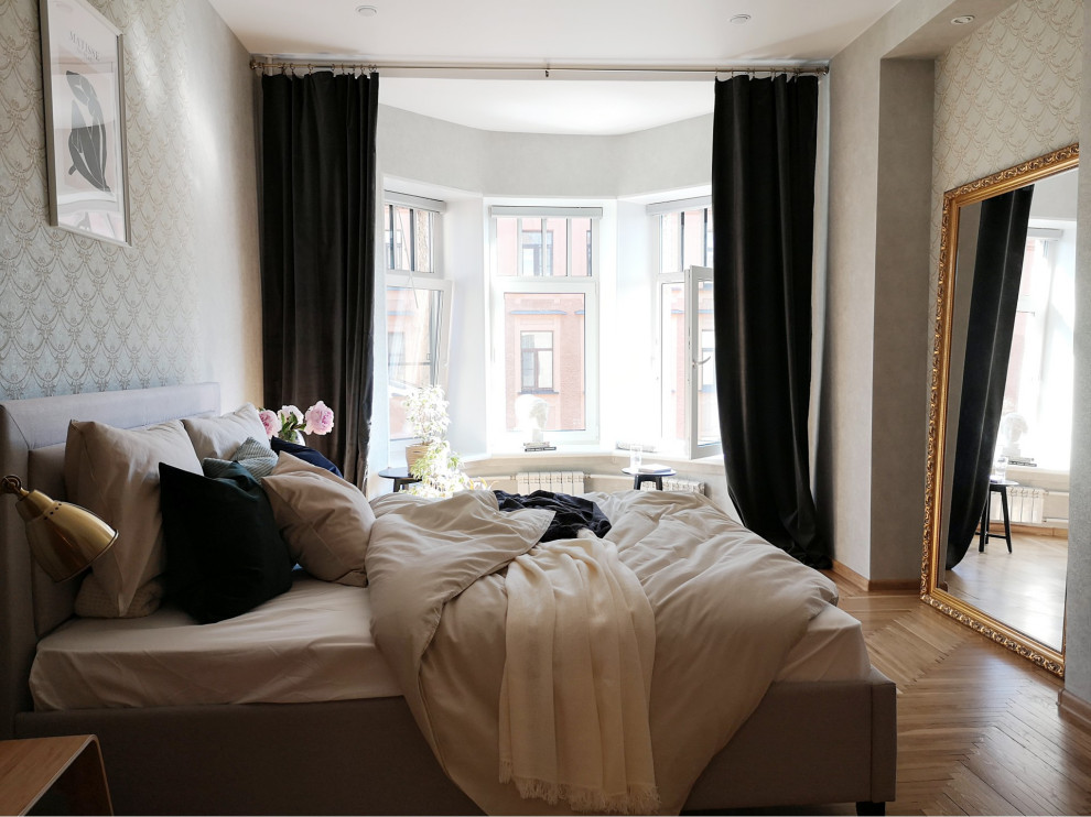 Exempel på ett modernt sovrum, med ljust trägolv
