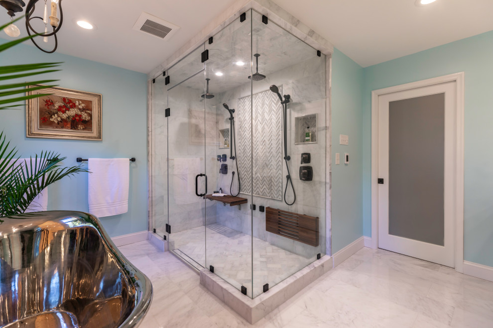Идея дизайна: маленькая главная ванная комната в современном стиле с темными деревянными фасадами, отдельно стоящей ванной, двойным душем, унитазом-моноблоком, синими стенами, мраморным полом, мраморной столешницей, серым полом, душем с распашными дверями, белой столешницей, сиденьем для душа, тумбой под две раковины и подвесной тумбой для на участке и в саду