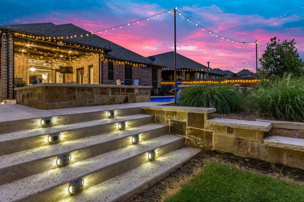 Home design - transitional home design idea in Dallas