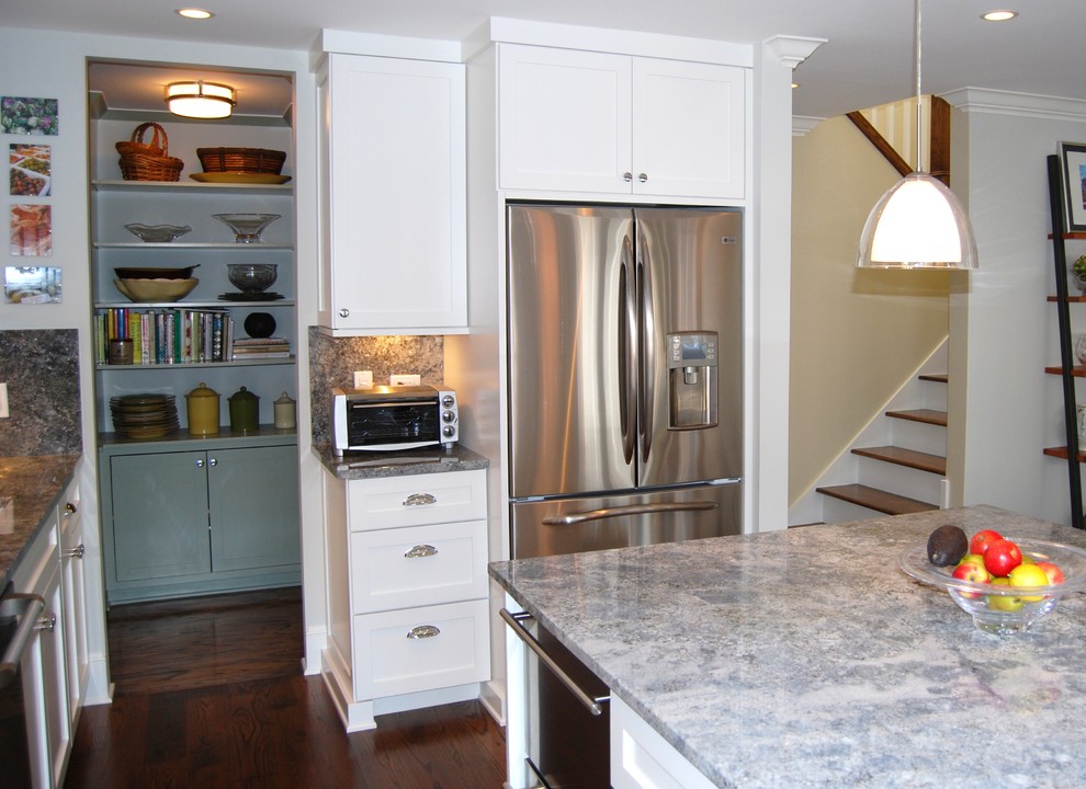 Transitional l-shaped eat-in kitchen photo in Chicago with an undermount sink, shaker cabinets, white cabinets, granite countertops, stone slab backsplash and stainless steel appliances