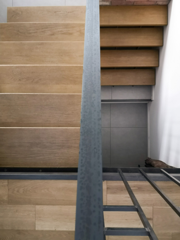 Идея дизайна: маленькая п-образная лестница в стиле лофт с деревянными ступенями и металлическими перилами для на участке и в саду