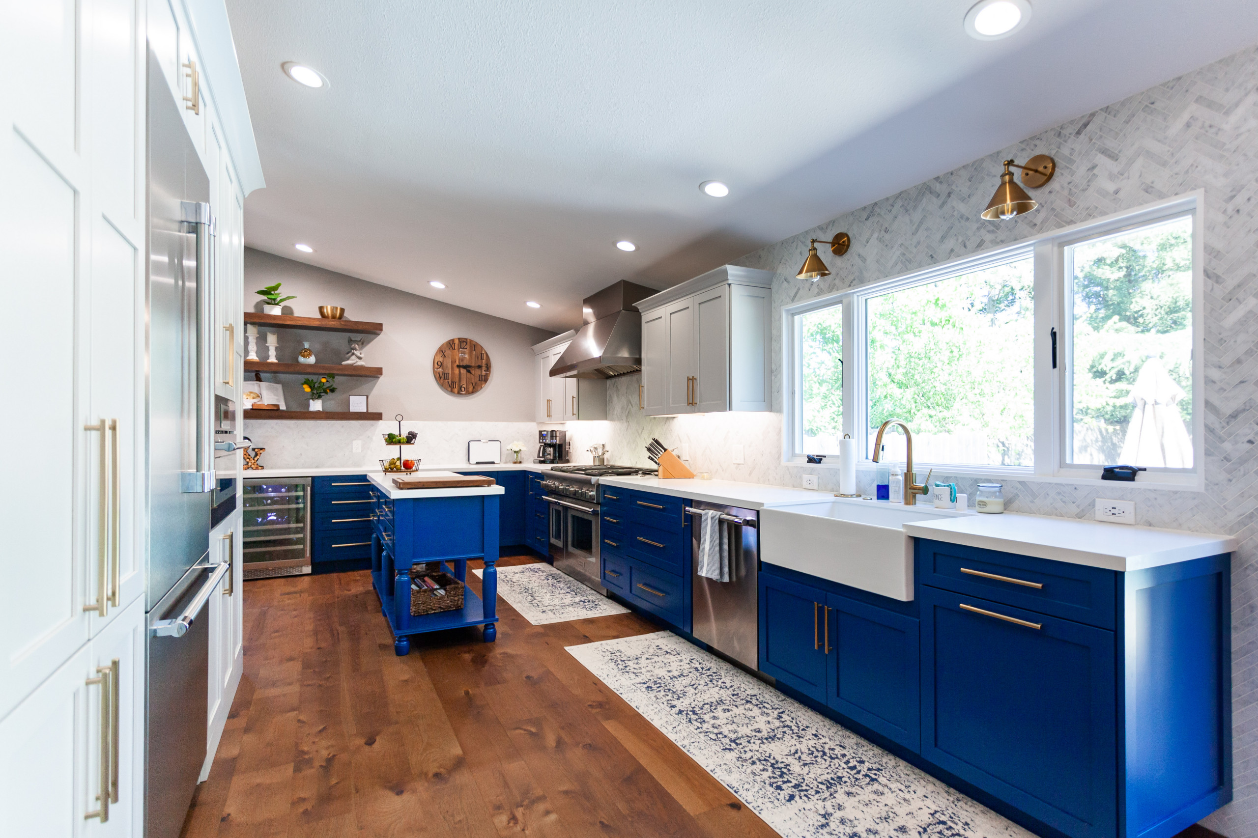 Stunning Kitchen w Blue Island