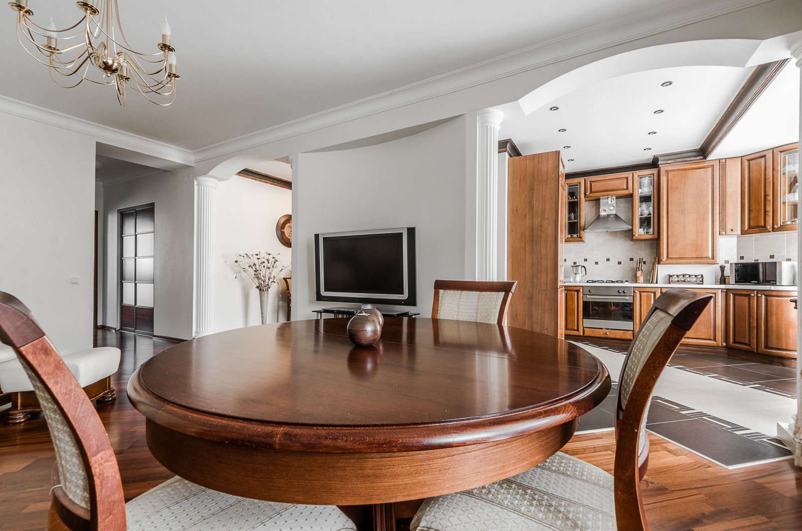 Двухкомнатная квартира в классическом стиле  и ароматом кофе.Съемка для продажи.