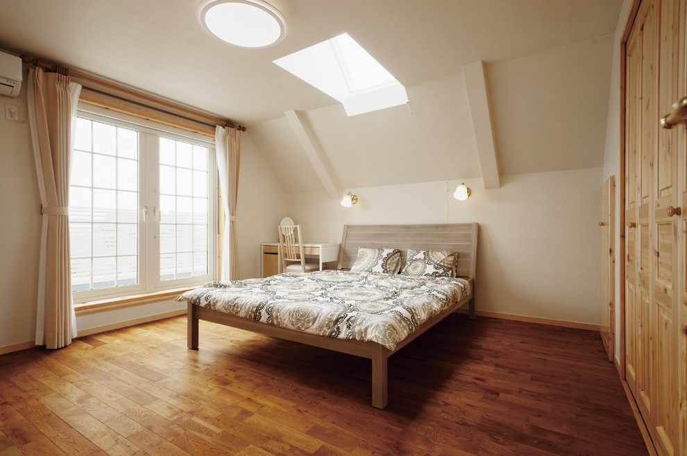 他の地域にあるアジアンスタイルのおしゃれな寝室 (白い壁、無垢フローリング、茶色い床) のレイアウト