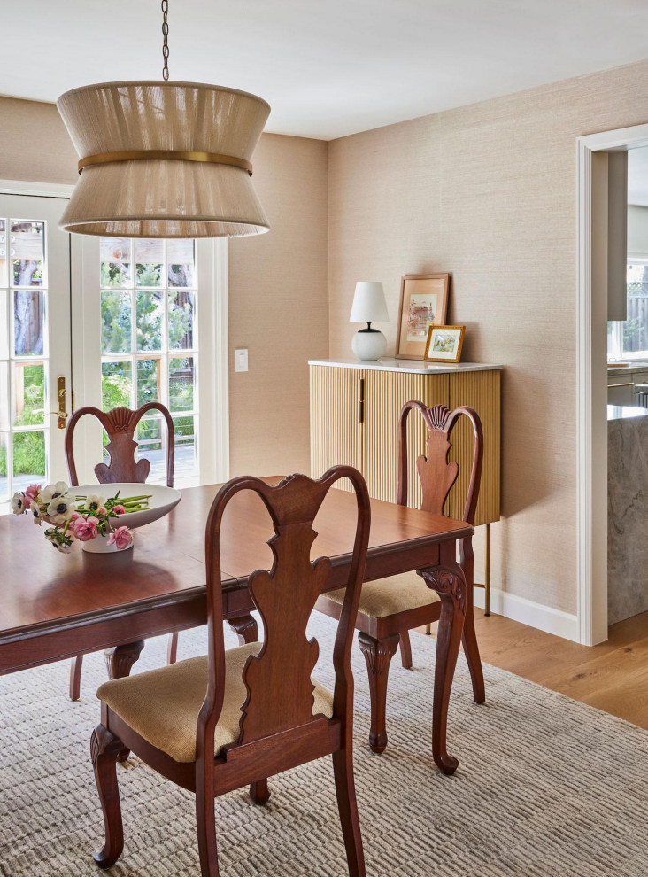 Idées déco pour une petite salle à manger classique fermée avec un mur beige, parquet clair, un sol marron et du papier peint.