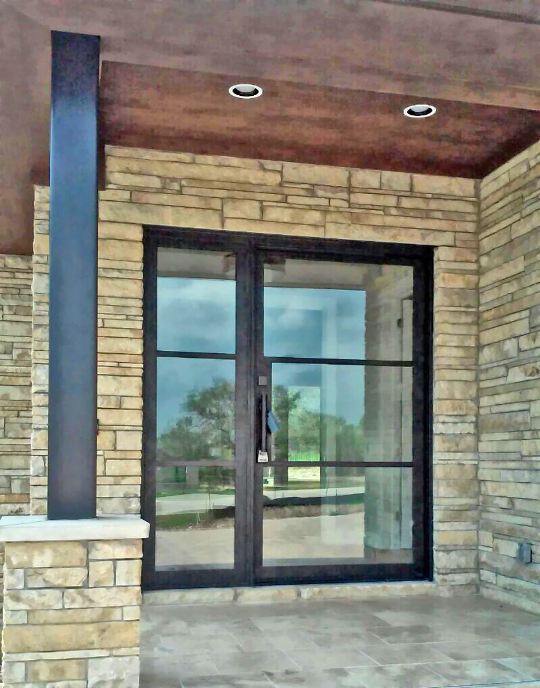 Transitional entryway photo in Austin