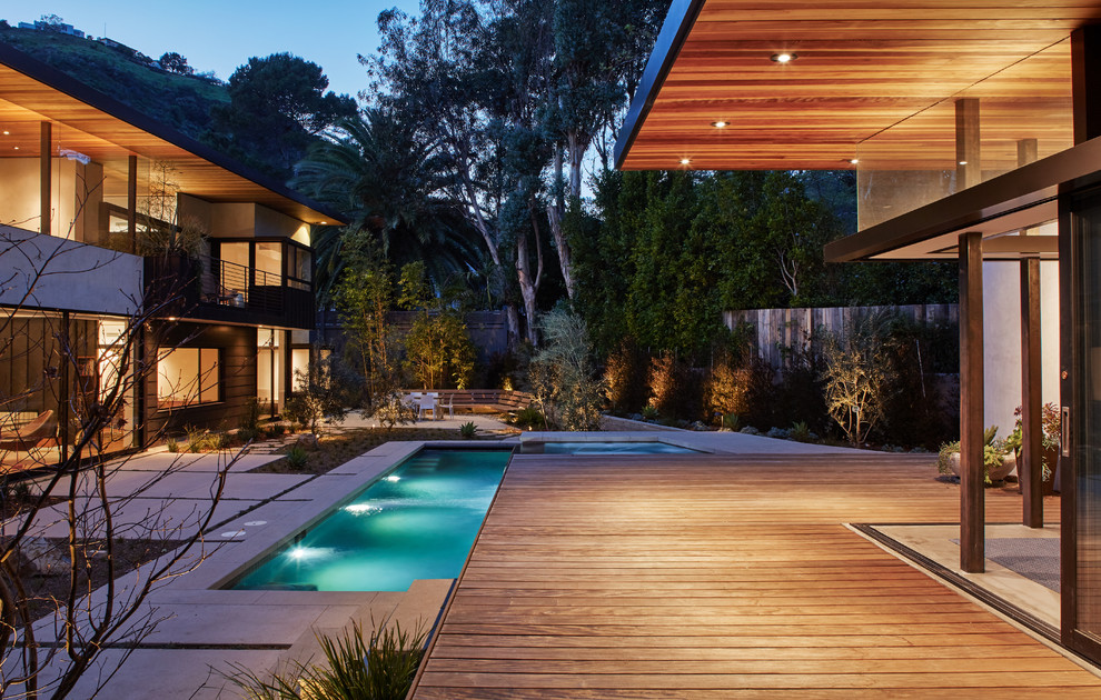 Deck - contemporary deck idea in Los Angeles