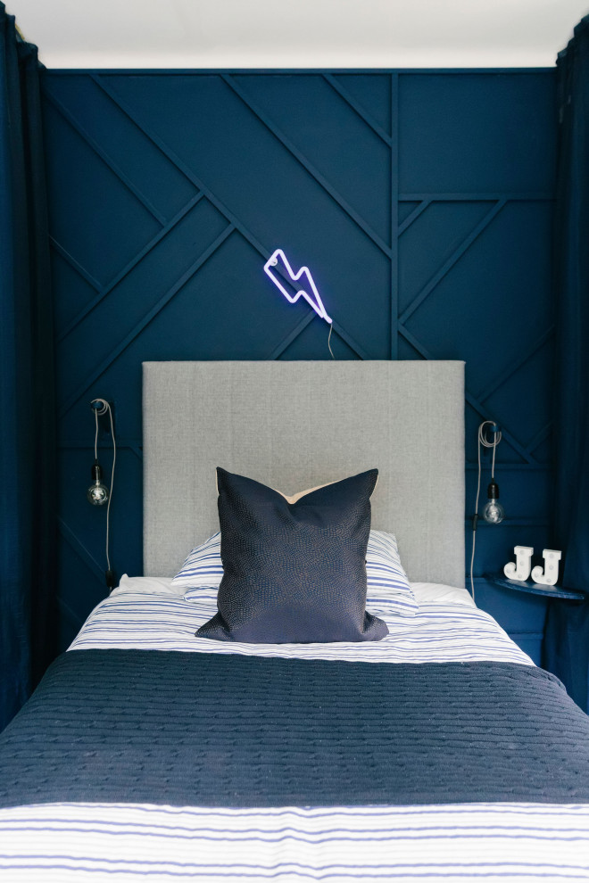 Idéer för ett litet modernt barnrum kombinerat med sovrum, med blå väggar, heltäckningsmatta och beiget golv