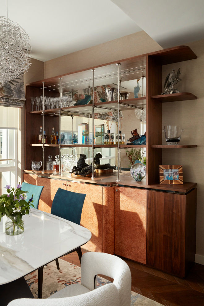 Источник вдохновения для домашнего уюта: маленькая кухня-столовая в стиле модернизм с бежевыми стенами, ковровым покрытием, разноцветным полом и обоями на стенах для на участке и в саду