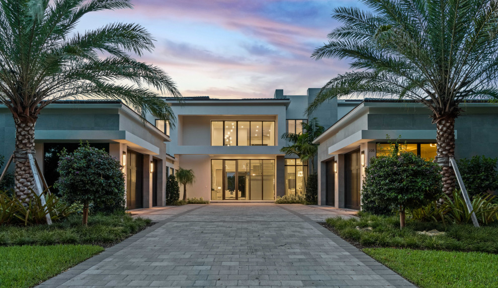 Großes, Zweistöckiges Modernes Einfamilienhaus mit Betonfassade, grauer Fassadenfarbe, Flachdach, Schindeldach, blauem Dach und Schindeln in Tampa