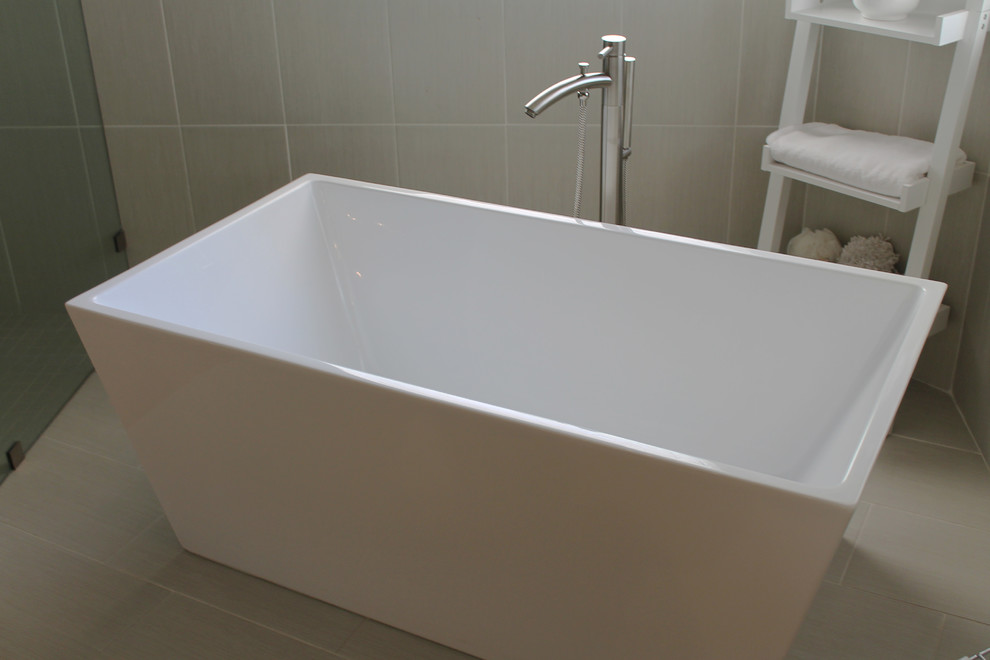 Cette image montre une salle de bain principale design de taille moyenne avec une baignoire indépendante, une douche à l'italienne, un carrelage gris, des carreaux de porcelaine, un mur gris, parquet en bambou, un sol gris et une cabine de douche à porte battante.