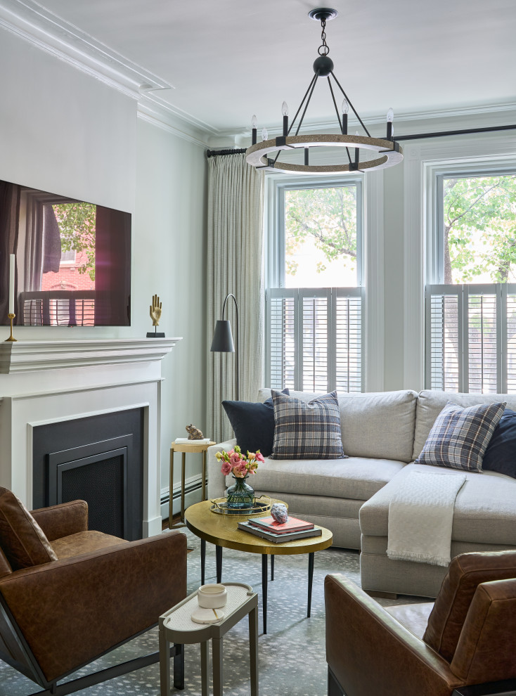 Immagine di un soggiorno classico aperto con camino classico, TV a parete e con abbinamento di divani diversi
