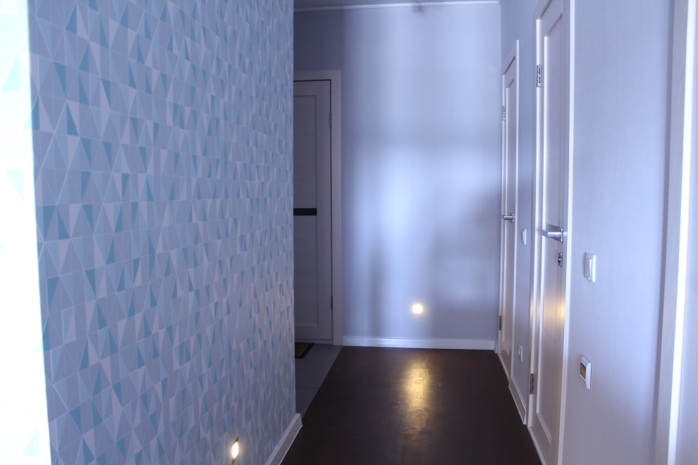 На фото: коридор среднего размера: освещение в современном стиле с белыми стенами, темным паркетным полом, коричневым полом и обоями на стенах с