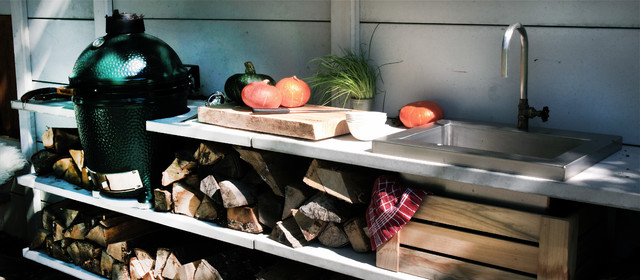 Udekøkken: Flyt madlavningen udenfor med køkkenelementer og havepejs